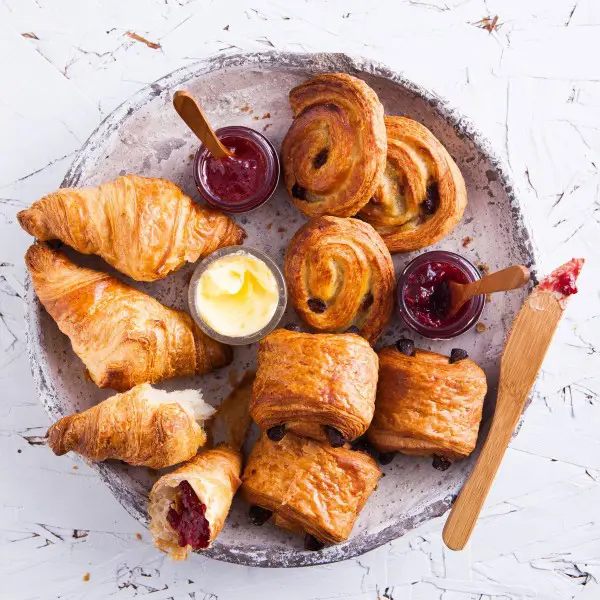 Petit déjeuner Entreprise - assiette de viennoiserie - CRIOR Traiteur Entreprise