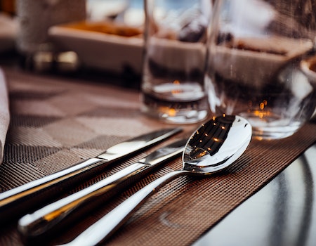 Plateau repas entreprise - Crior, traiteur professionnel. Image représentant des couverts posés sur une table en bois @pexels-naim-benjelloun-2291606