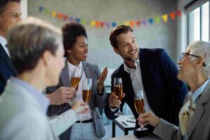 5 conseils pour réussir un afterwork en entreprise - équipe discutant un verre à la main - Crior Traiteur Entreprise