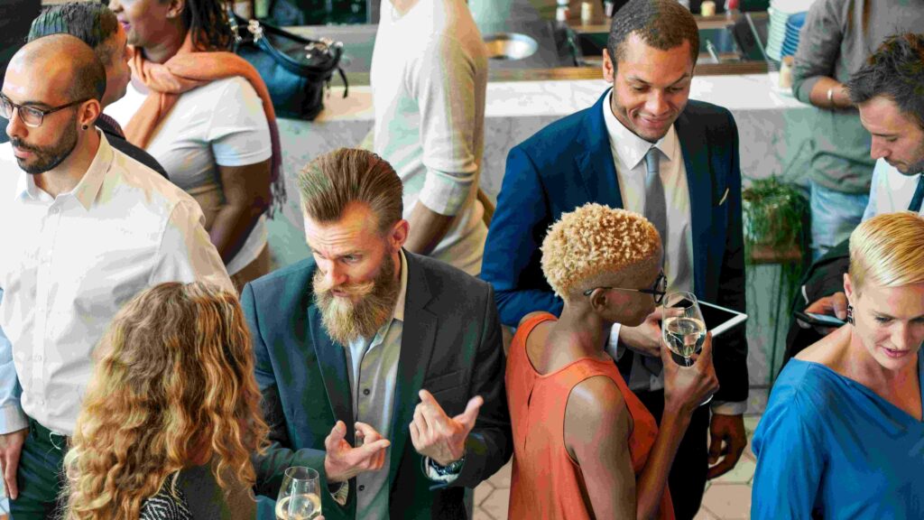 5 conseils pour réussir un afterwork en entreprise - hommes d'affaires - Crior Traiteur Entreprise