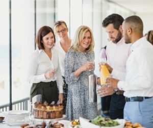 Conseils pour un buffet déjeunatoire réussi - personnes devant un buffet - Crior Traiteur Entreprise