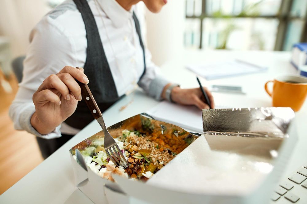 livraison repas entreprise - personne travaillant au bureau - Crior Traiteur Entreprise