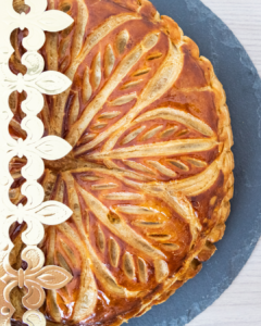 Pourquoi la fève dans la galette des rois ?