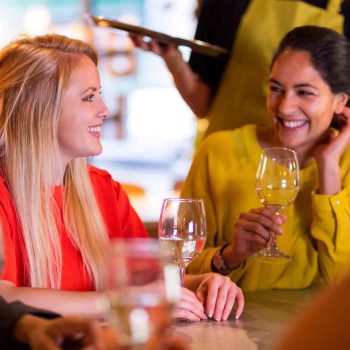 5 conseils pour réussir un afterwork en entreprise – femmes en discussion – Crior Traiteur Entreprise 5 conseils pour réussir un afterwork en entreprise - femmes en discussion - Crior Traiteur Entreprise