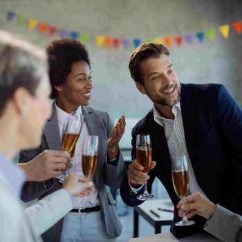 5 conseils pour réussir un afterwork en entreprise – équipe discutant un verre à la main – Crior Traiteur Entreprise 5 conseils pour réussir un afterwork en entreprise - équipe discutant un verre à la main - Crior Traiteur Entreprise