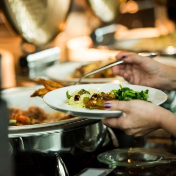 5 Conseils pour un buffet déjeunatoire réussi - assiette servie lors d'un buffet - Crior Traiteur Entreprise