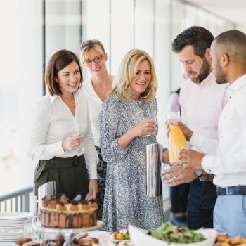 Conseils pour un buffet déjeunatoire réussi - personnes devant un buffet - Crior Traiteur Entreprise